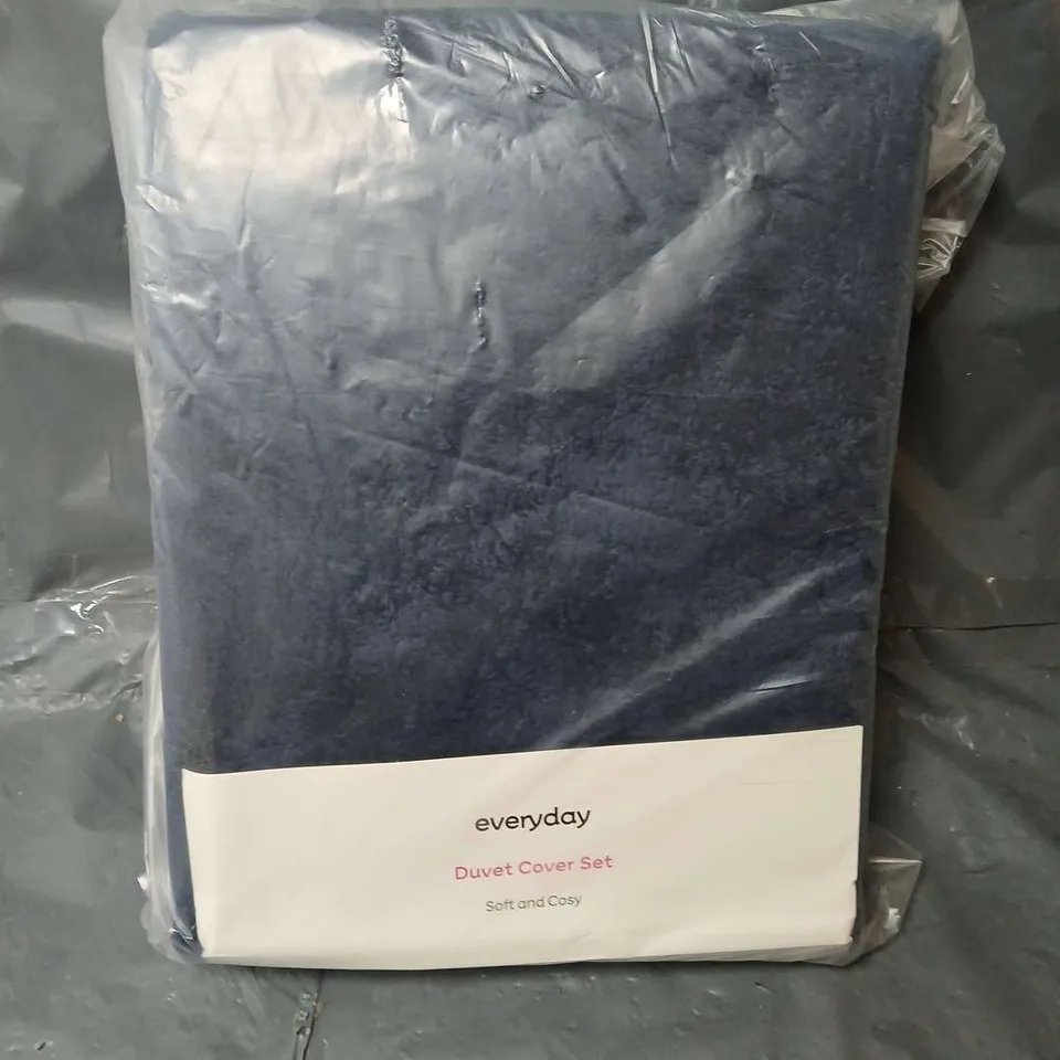 EVERYDAY DUVET COVER SET IN NAVY