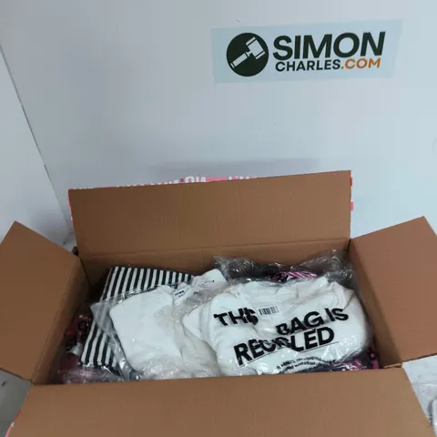 BOX OF APPROXIMATELY 15 ASSORTED CLOTHING ITEMS TO INCLUDE: TEXTURED SHORTSLEEVE KNIT TOP M