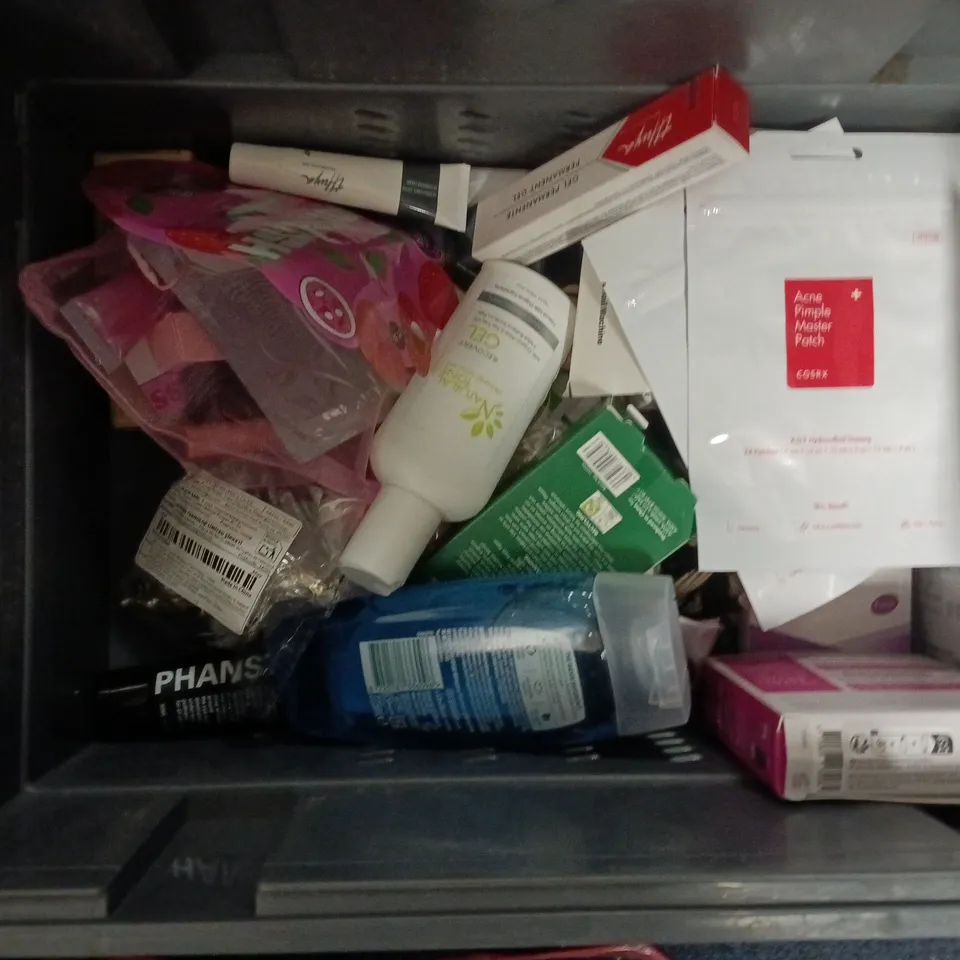 APPROXIMATEY 20 ASSORTED HEALTH AND BEAUTY PRODUCTS TO INCLUDE - L'OREAL ELVIVE MIRACLE HAIR SERUM - DR SQUATCH SHAMPOO AND PROF & DOC WATERCRESS CREAM