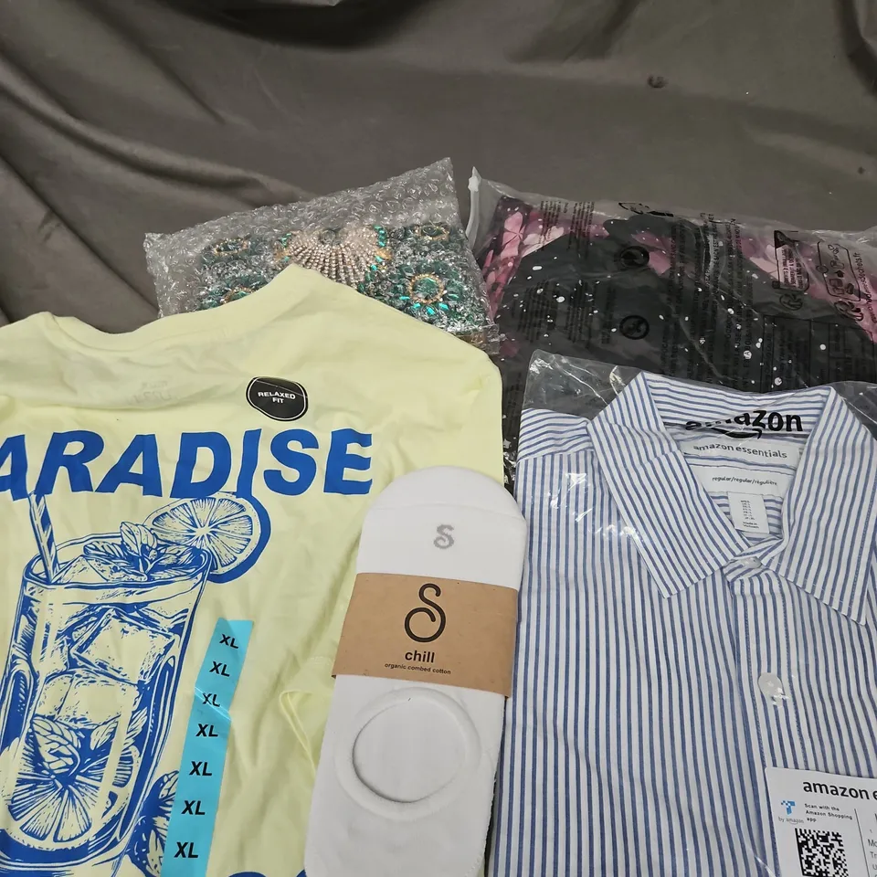 APPROXIMATELY 20 ASSORTED CLOTHING PRODUCTS IN VARIOUS STYLES & SIZES TO INCLUDE JACKETS, T-SHIRTS, DRESSES ETC