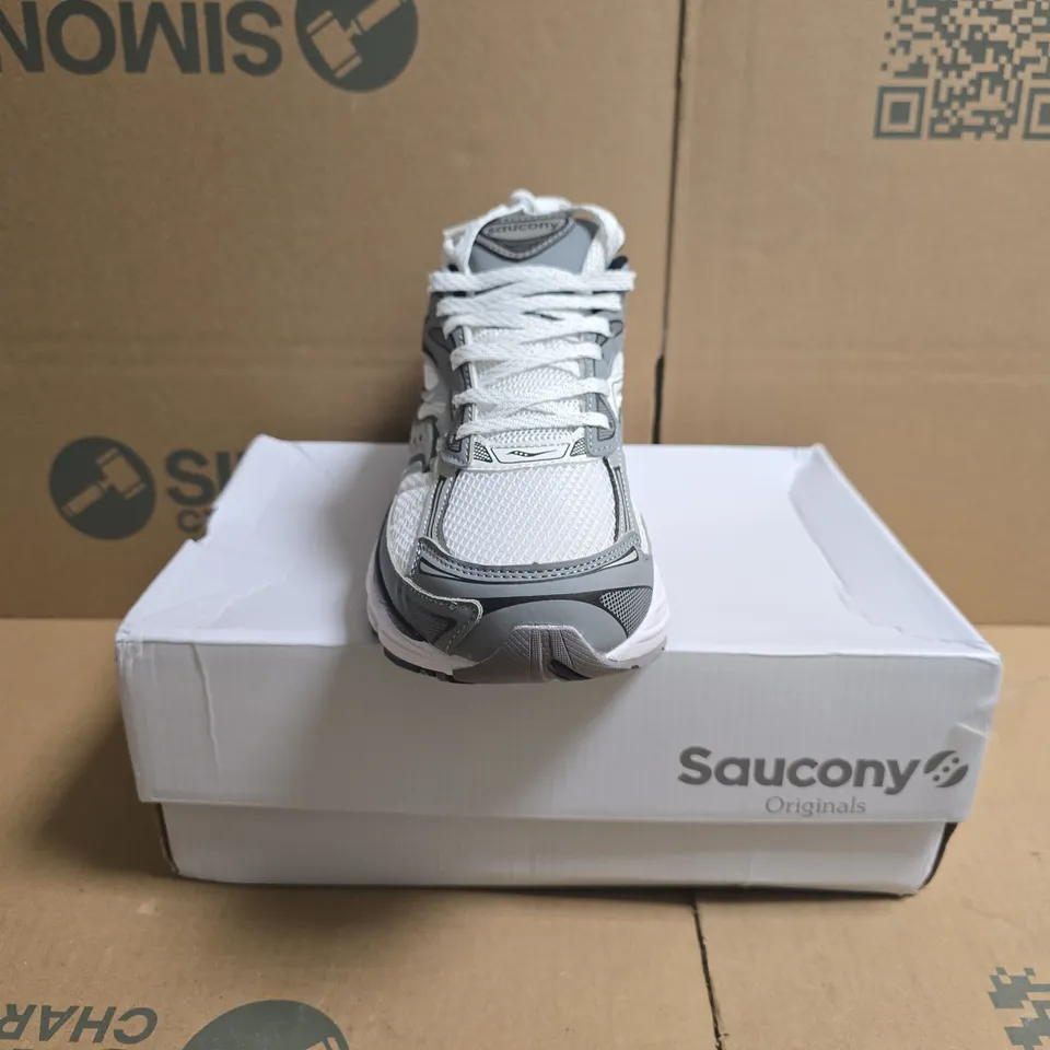 BOXED PAIR OF SAUCONY PRO GRID OMNI 9 TRAINERS IN WHITE/GREY SIZE UK 7.5