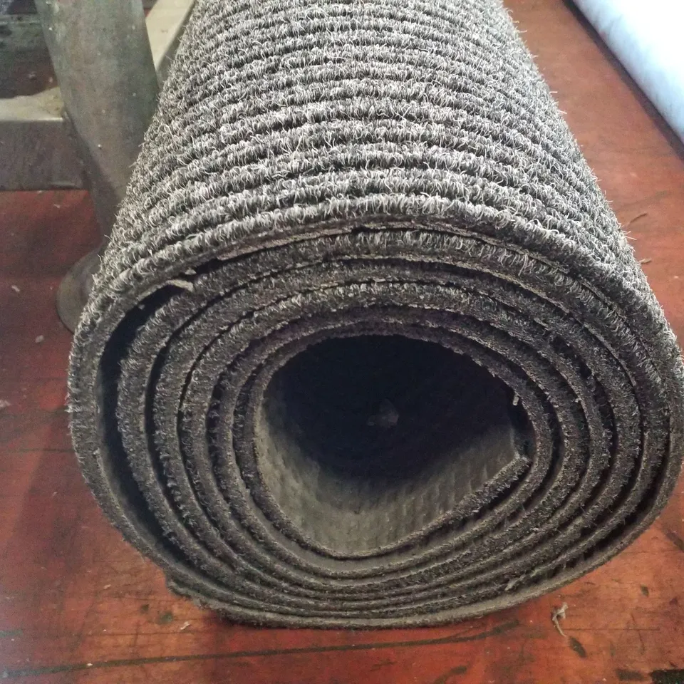 ROLL OF QUALITY LOOP PILE CARPET IN BLACK/WHITE - SIZE UNSPECIFIED