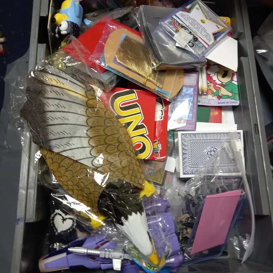 LARGE QUANTITY OF ASSORTED PRODUCTS TO INCLUDE; BIC KIDS PENS, MANCHESTER UNITED BAG BUDDY KEY RING, `MAGI THE GATHERING CARDS, PLAYING CARDS, BALLOONS AND TRANSFORMER FIGURE