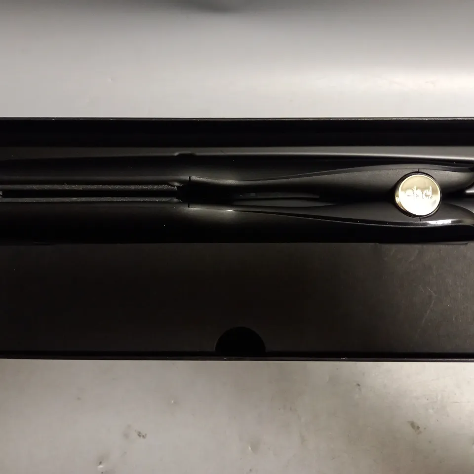 BOXED GHD PROFESSIONAL WIDE PL,ATE STYLER. IDEAL FOR LONG OR THICK HAIR