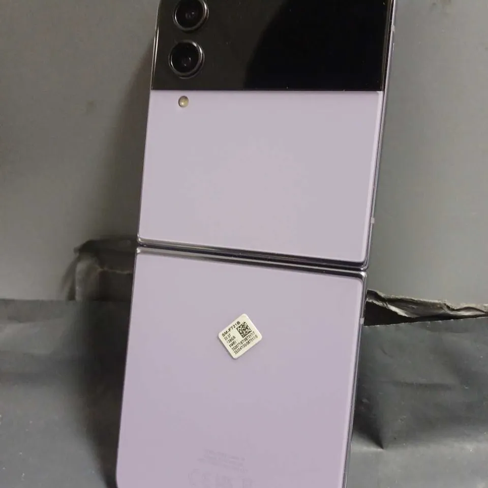 SAMSUNG GALAXY Z FLIP 4 SMARTPHONE IN PURPLE