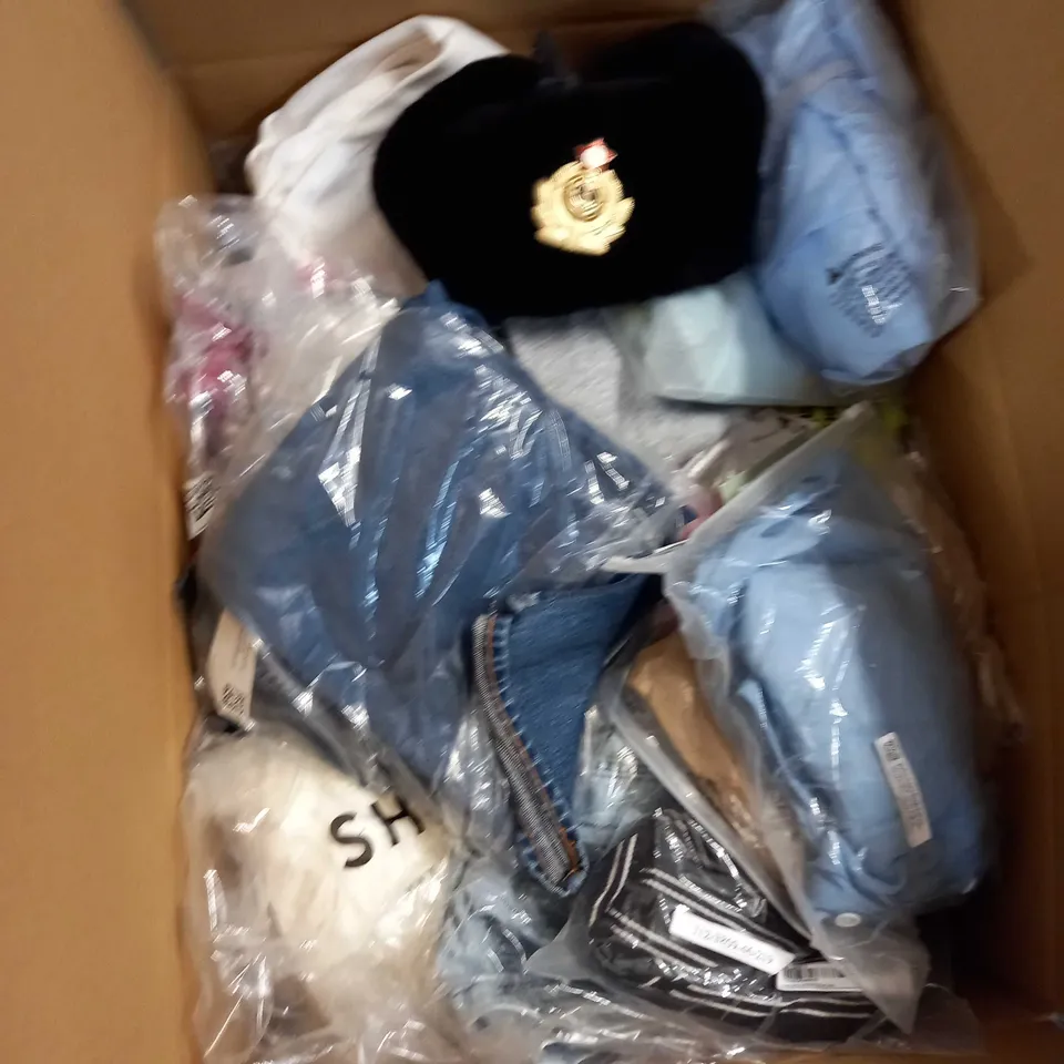 BOX OF APPROX 35 ASSORTED CLOTHING ITEMS TO INCLUDE - DRESSES, T-SHIRTS AND TROUSERS
