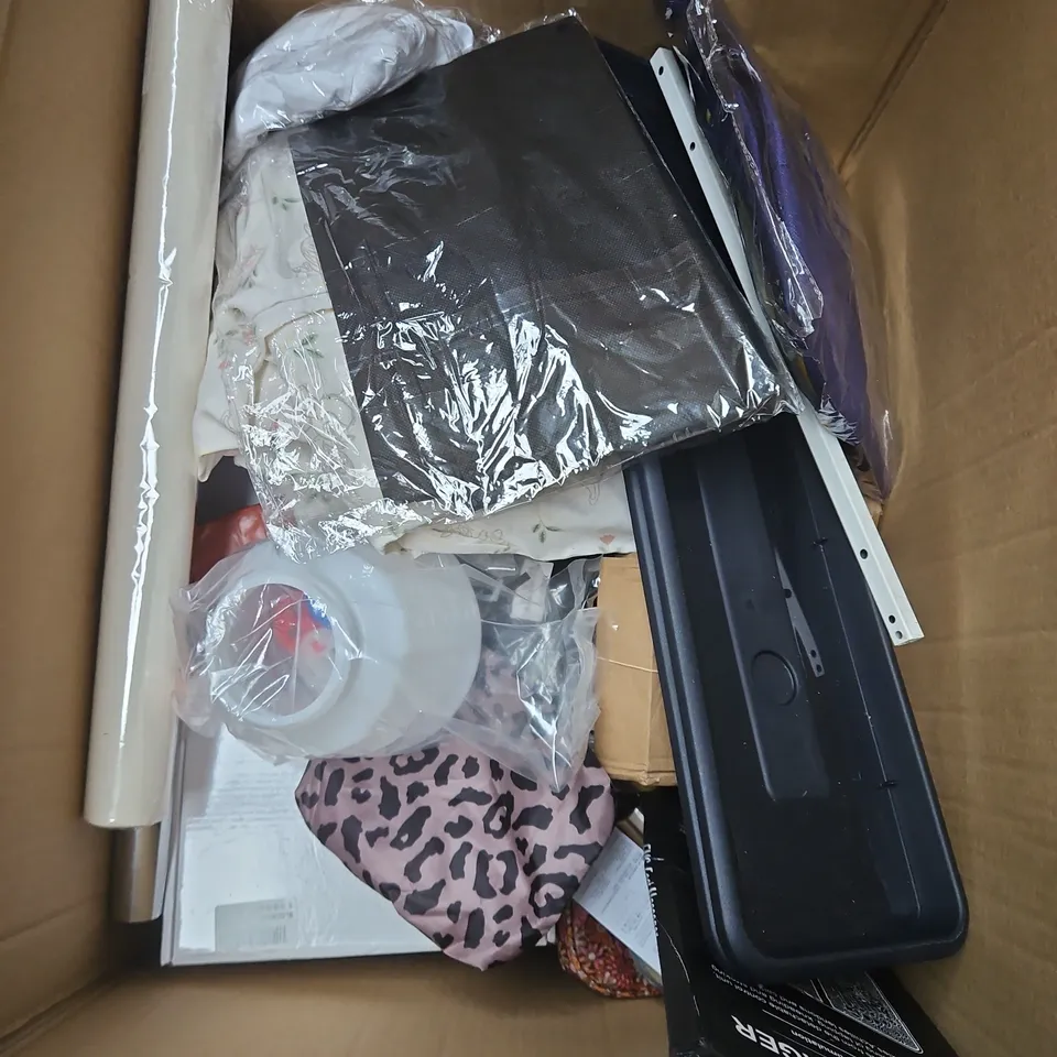 BOX OF APPROXIMATELY 12 ASSORTED HOUSEHOLD ITEMS TO INCLUDE - JOSEPH JOSEPH DRAWER STORE - ICE CUBE TRAYS - LUNCH BOX - ETC