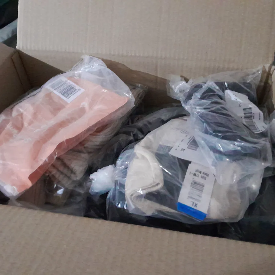 APPROXIMATELY 20 ITEMS OF WOMEN'S CLOTHING TO INCLUDE KNITTED JUMPER SIZE M, D&CO SHERPA TOP SIZE L, D&CO JUMPER SIZE XL