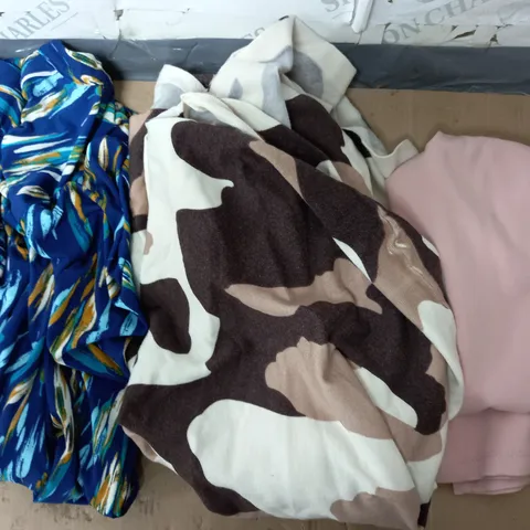 APPROXIMATELY 15 ASSORTED ITEMS OF WOMEN'S CLOTHING AND ACCESSORIES TO INCLUDE RUTH LANGSFORD SHIRT SIZE S, KIM&CO TROUSERS SIZE MEDIUM, FRANK USHER TOP 