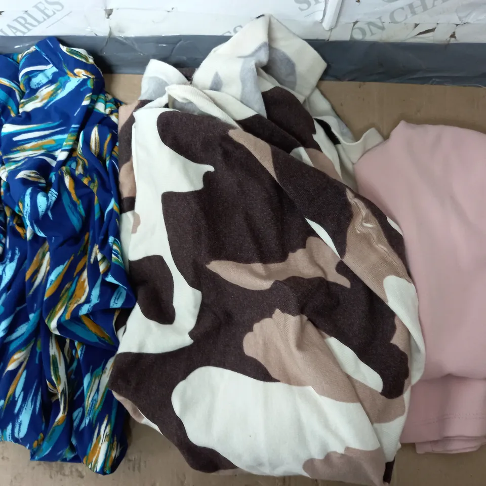 APPROXIMATELY 15 ASSORTED ITEMS OF WOMEN'S CLOTHING AND ACCESSORIES TO INCLUDE RUTH LANGSFORD SHIRT SIZE S, KIM&CO TROUSERS SIZE MEDIUM, FRANK USHER TOP 