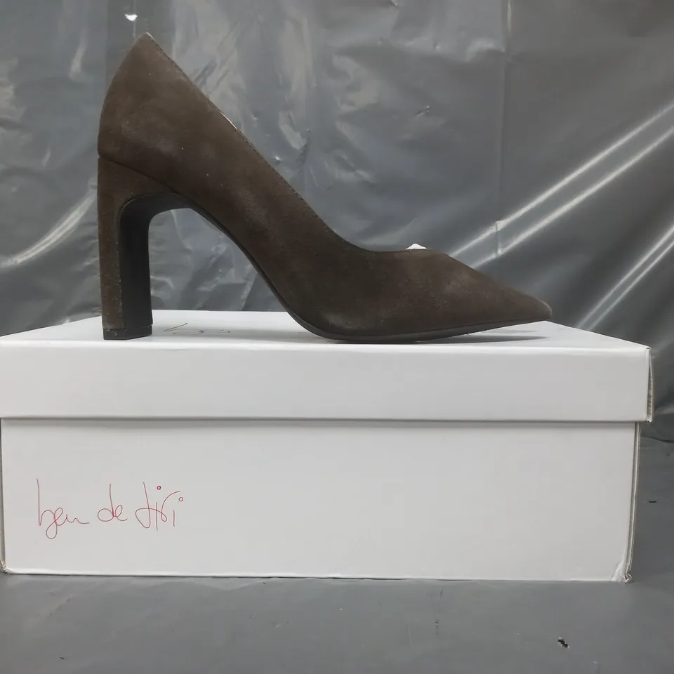 BOXED PAIR OF BEN DE LISI COURT SHOES IN CHOCOLATE SIZE 4