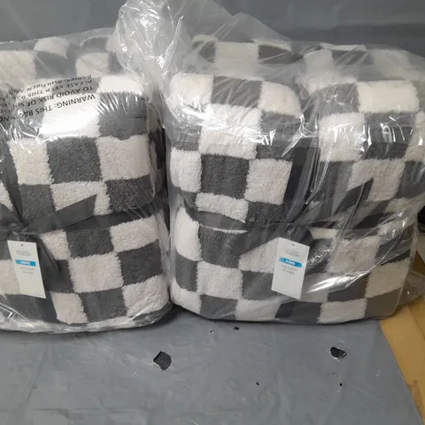LOT OF 4 SUPER SOFT BLANKETS - GREY - KING SIZE