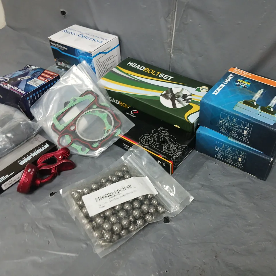 APPROXIMATELY 20 ASSORTED CAR AND VEHICLE ACCESSORIES TO INCLUDE; HEAD BOLTS, XENON LIGHT BULBS AND RADAR DETECTOR