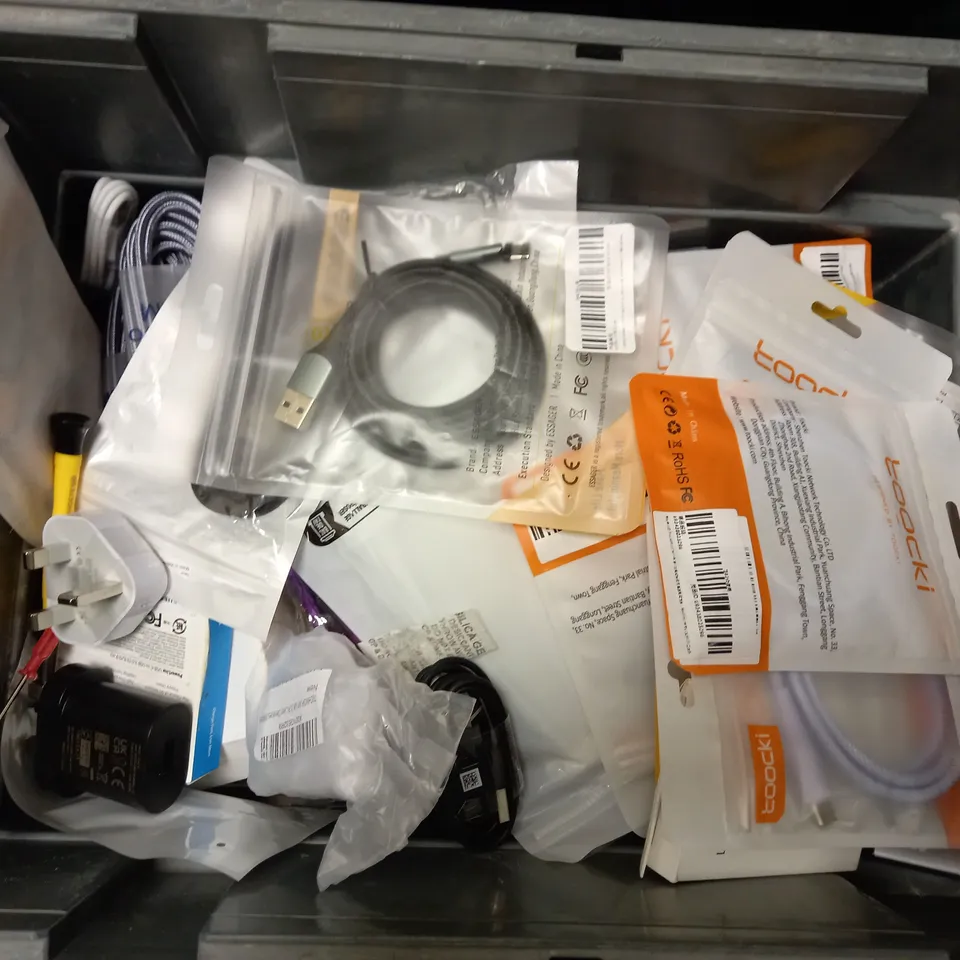 BOX OF APPROX 10 ASSORTED CABLES AND CASES