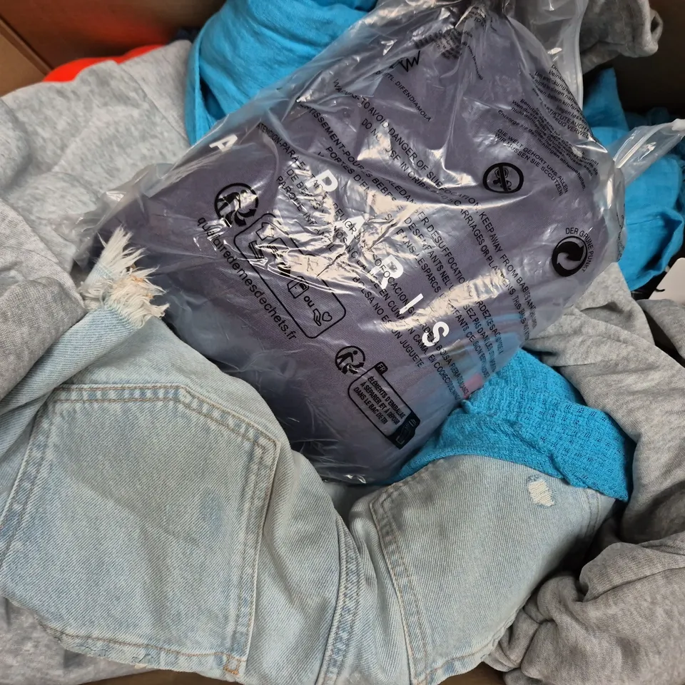 APPROXIMATELY 25 ASSORTED CLOTHING AND FASHION PRODUCTS IN VARIOUS STYLES AND SIZES - COLLECTION ONLY