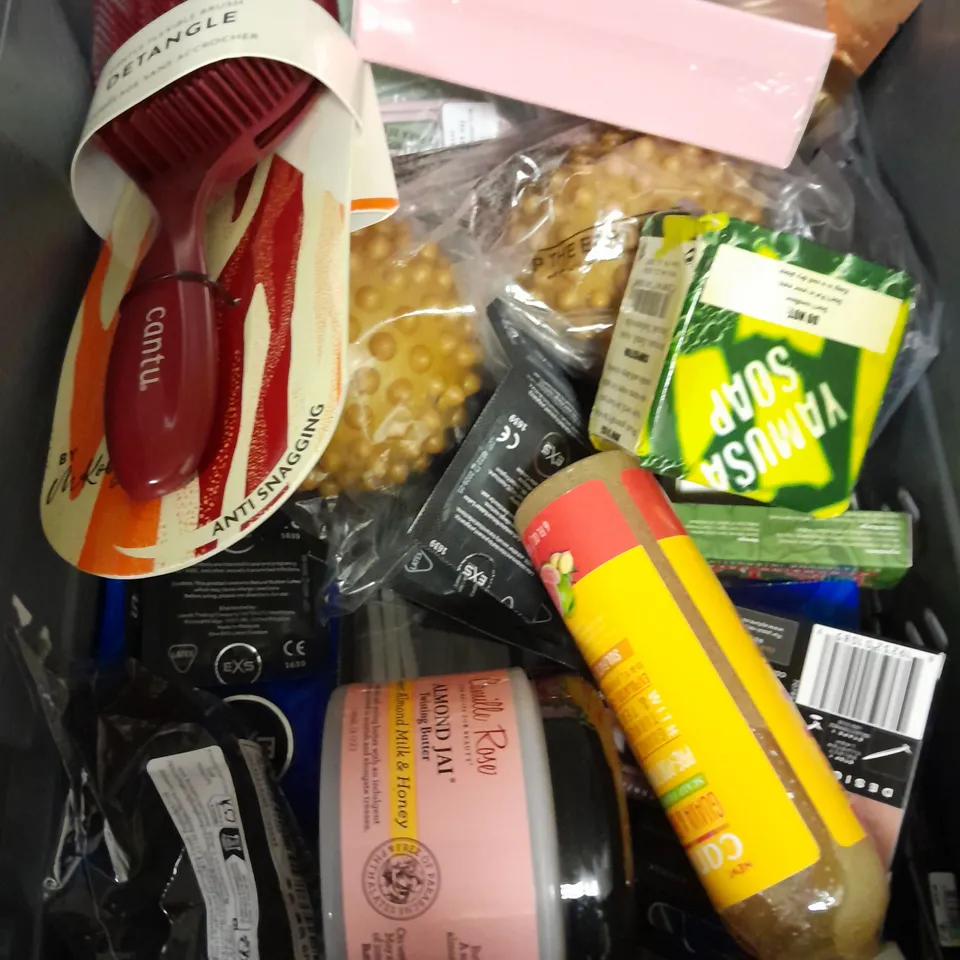 APPROXIMATELY 20 ASSORTED HEALTH & BEAUTY PRODUCTS TO INCLUDE RED TOOTHPASTE, MINI HAIR STRAIGHTENER AND TROPIC EYE DREAM