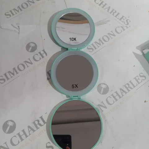 SIMPLY BEAUTY FOLDING TRIO MIRROR, MINT GREEN