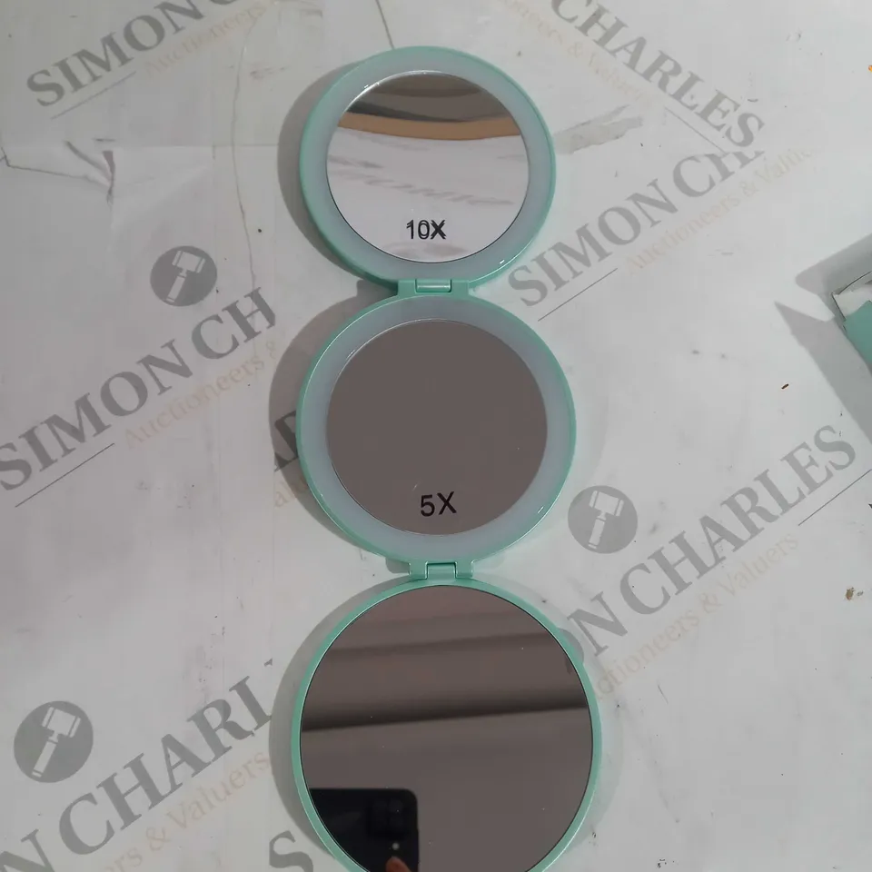 SIMPLY BEAUTY FOLDING TRIO MIRROR, MINT GREEN