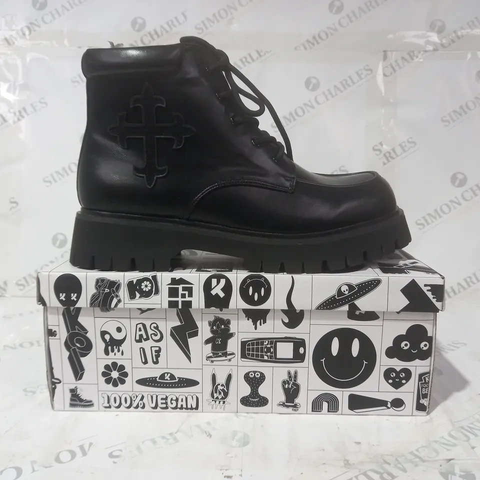 BRAND NEW BOXED PAIR OF KOI VEGAN LEATHER MORAL ALLIANCES MEN'S CROSS BOOTS IN BLACK UK SIZE 11
