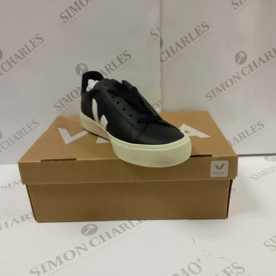 BOXED PAIR OF VEJA CAMPO SNEAKERS UK SIZE 5