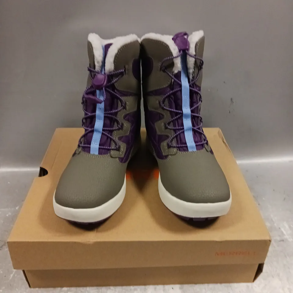 BOXED PAIR OF MERRELL SNOWBANK WATERPROOF SHOES - 5