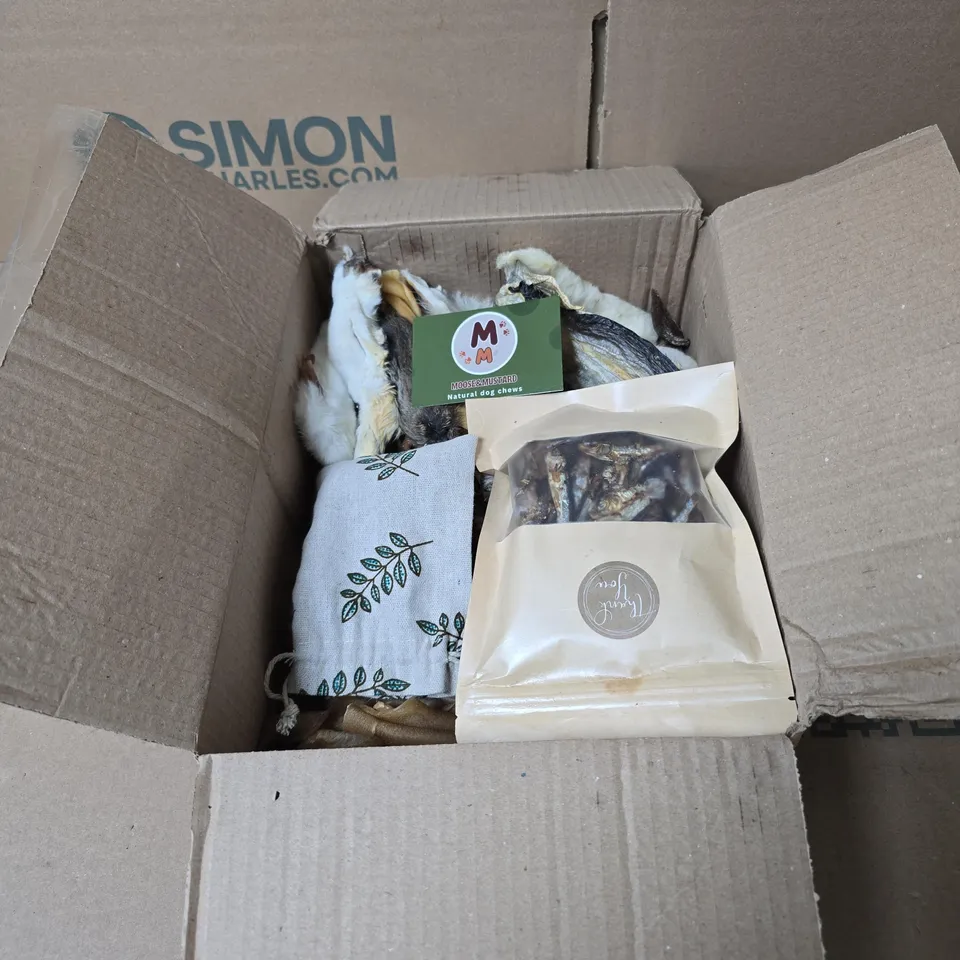 APPROXIMATELY 12 X MOOSE AND MUSTARD ASSORTED DOG CHEWS BOXED (FISH/RABBIT ETC)