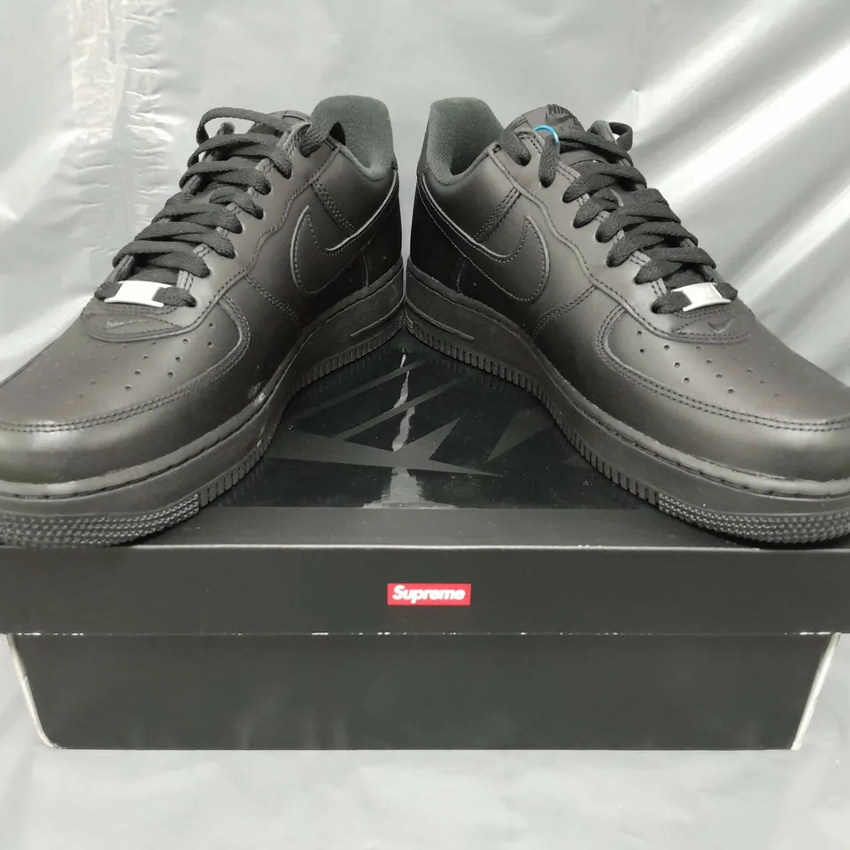 BOXED PAIR OF NIKE AIR FORCE 1 SUPREME SHOES IN BLACK UK SIZE 8