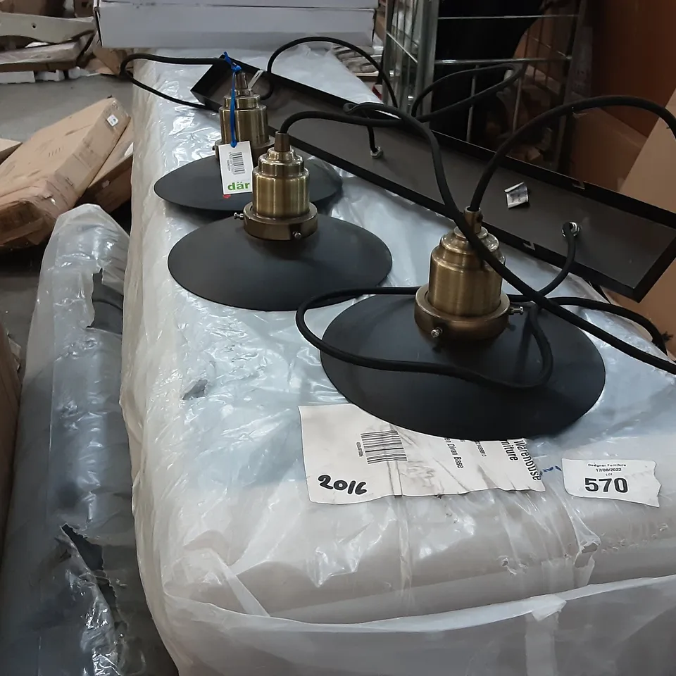 BOX CONTAINING A VARIETY OF  LIGHTS / LAMP SHADES 