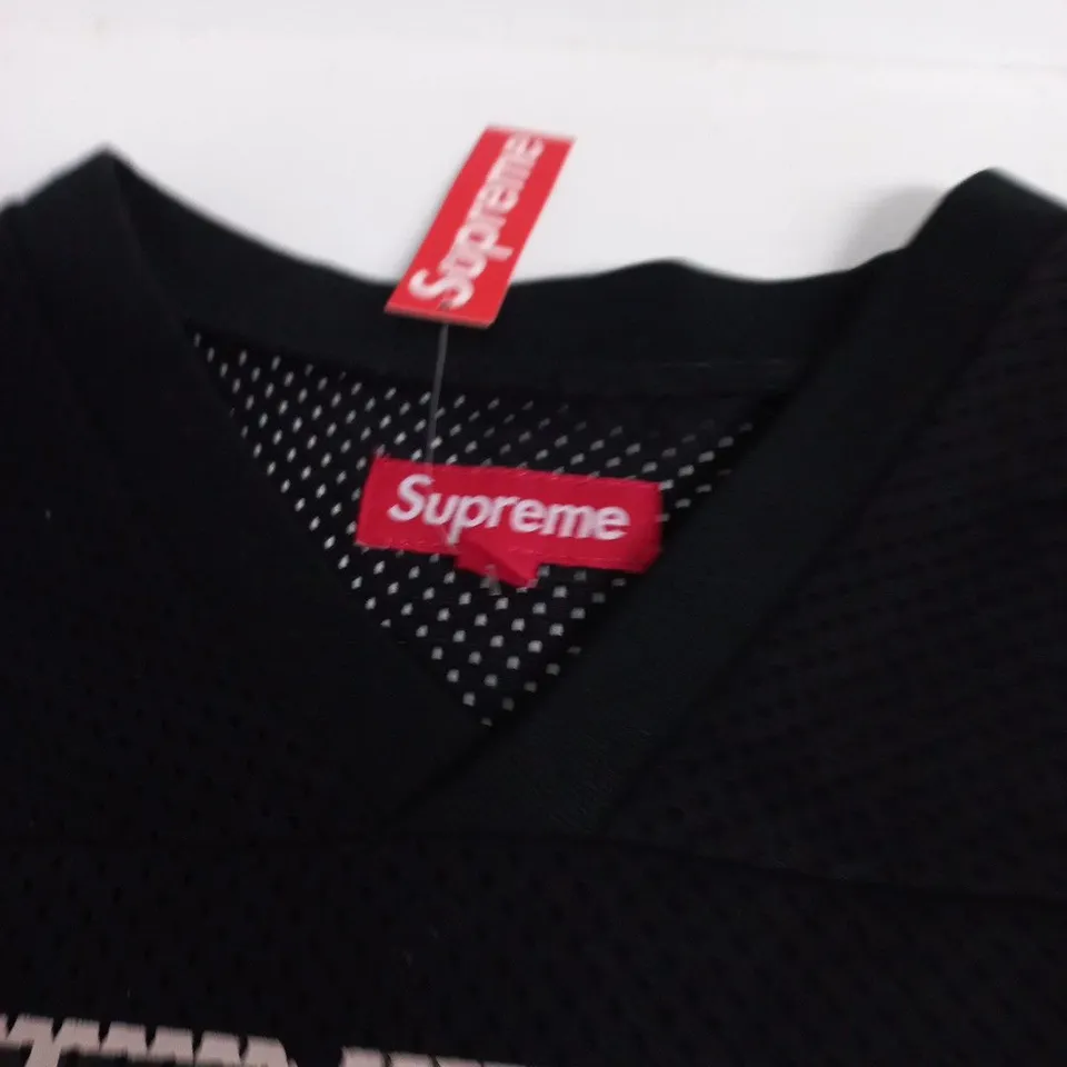 SUPREME BLACK GRAPHIC T-SHIRT WITH 52 NUMBER - SIZE M