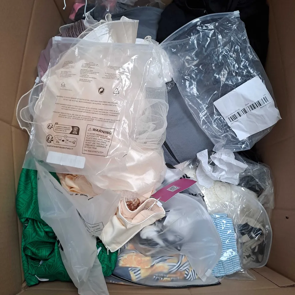 BOX OF APPROX 30 ASSORTED KIDS CLOTHING ITEMS TO INCLUDE - SHORTS , JEANS , T-SHIRT ETC