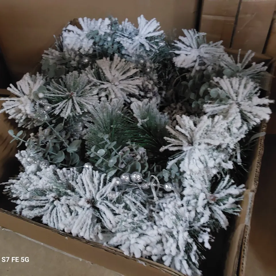ARTIFICIAL CHRISTMAS WREATH WITH FROSTING