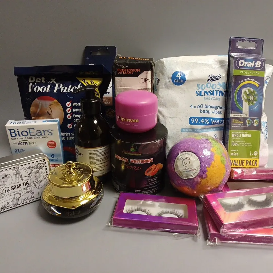 APPROXIMATELY 20 ASSORTED COSMETICS ITEMS TO INCLUDE FAKE LASHES, GIVE ME DAY CREAM (50ml), BABY WIPES, ETC