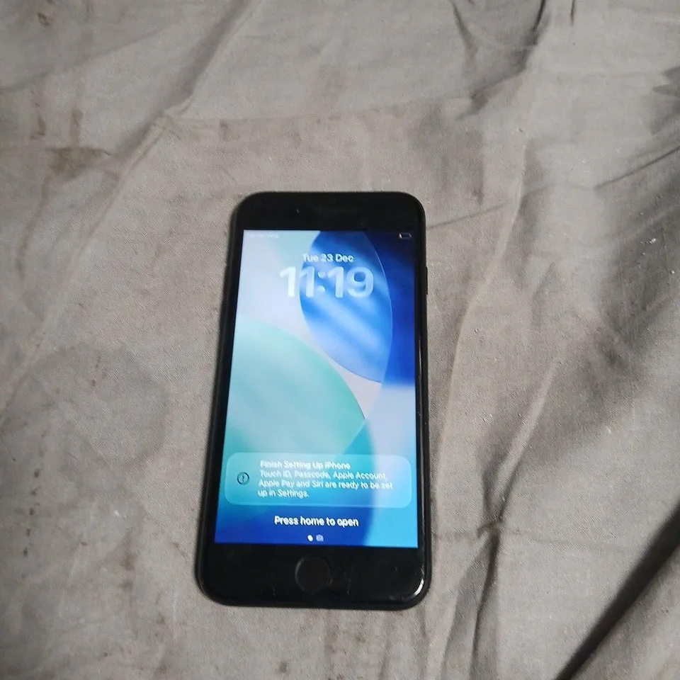 APPLE IPHONE – BLACK SMARTPHONE 