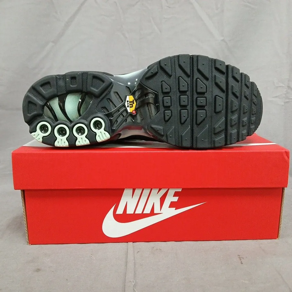 BOXED PAIR OF NIKE AIR MAX PLUS SHOES IN BLACK/MINT SIZE UK 6
