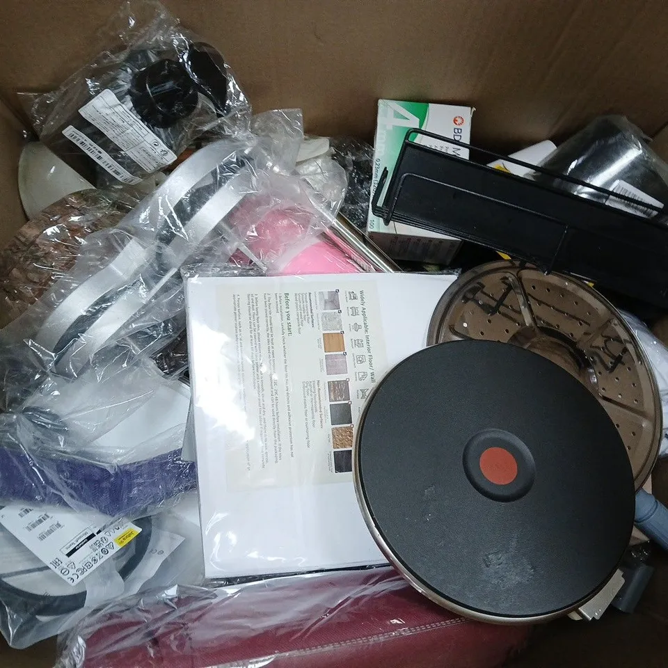BOX OF APPROXIMATELY 15 ASSORTED ITEMS TO INCLUDE - M&S BATH SHEET, GARBAGE BAG HOLDER, AND FLEXPAN MEDIUM ETC. 