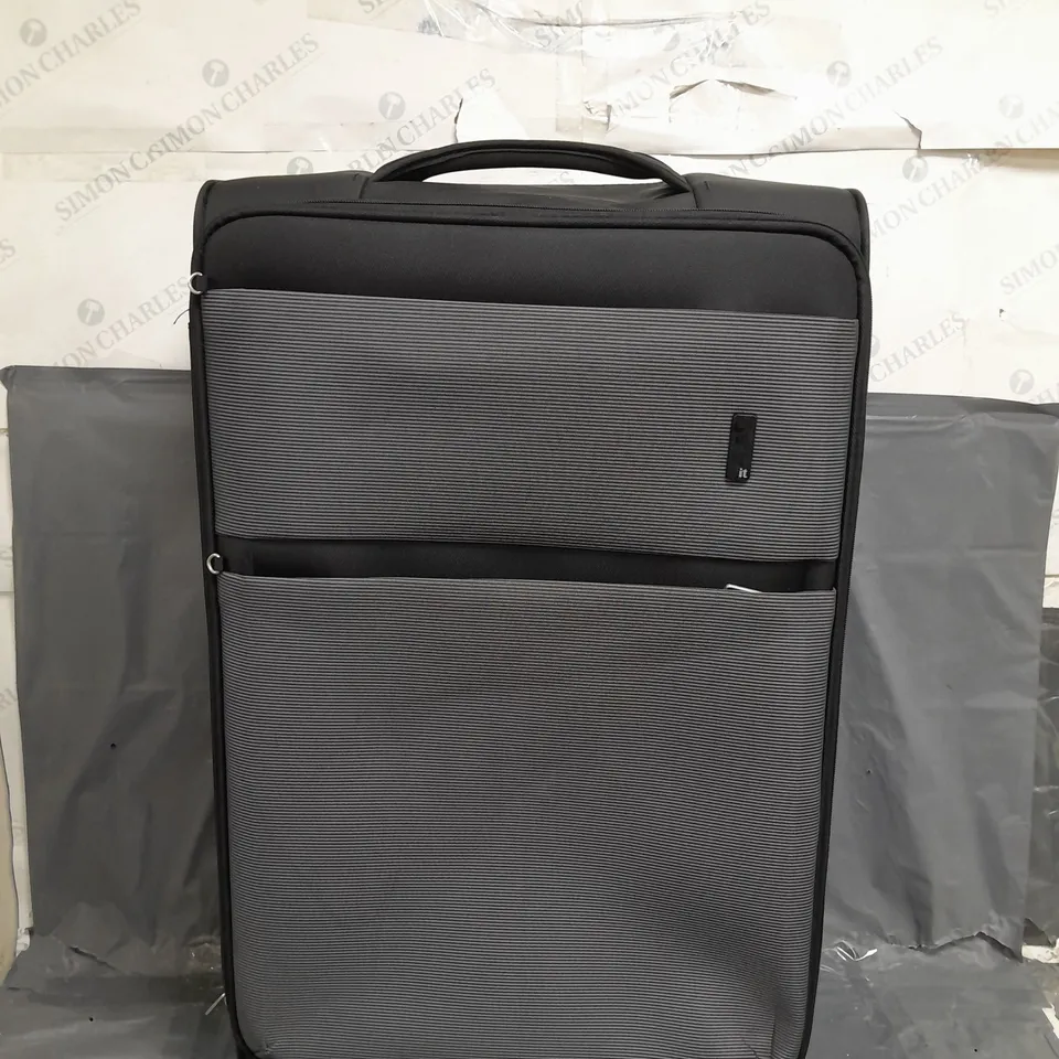 4 WHEELED SUITCASE IN BLACK