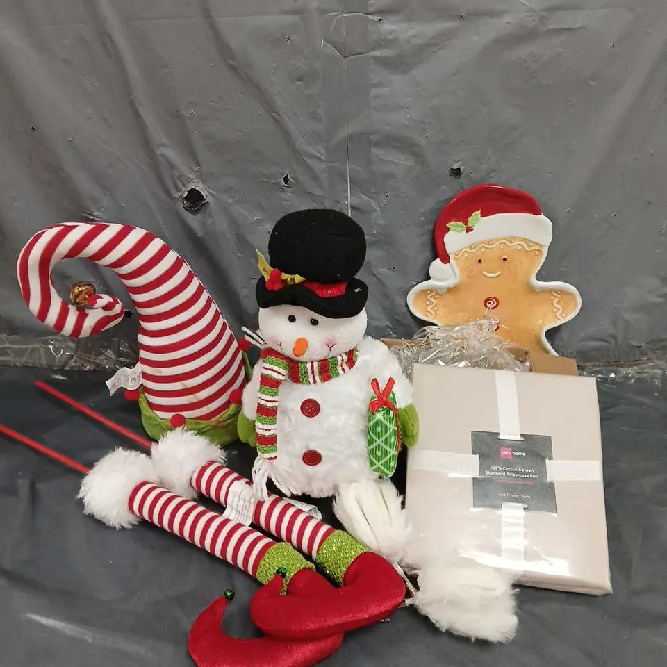 BOX OF APPROXIMATELY 5 ASSORTED HOUSEHOLD ITEMS TO INCLUDE - GINGERBREAD PLATE - SNOWMAN DECORATION - PILLOWCASE SET - ETC