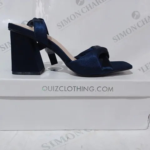 BOXED PAIR OF QUIZ OPEN TOE BLOCK HEEL SANDALS IN NAVY SIZE 5