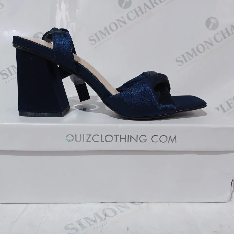 BOXED PAIR OF QUIZ OPEN TOE BLOCK HEEL SANDALS IN NAVY SIZE 5