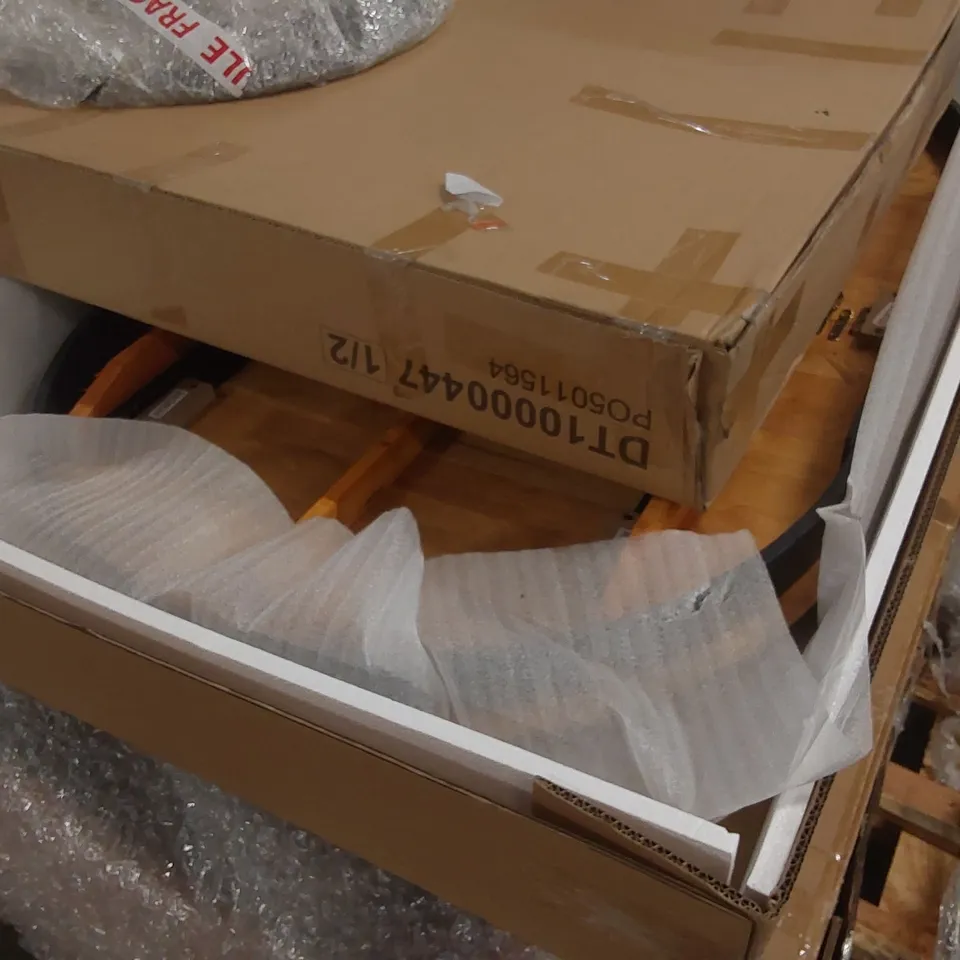 PALLET CONTAINING A LARGE ASSORTMENT OF FURNITURE PARTS 