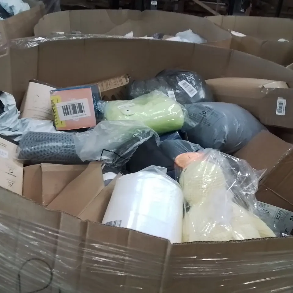 PALLET TO CONTAIN A LARGE QUANTITY OF PILLOWS