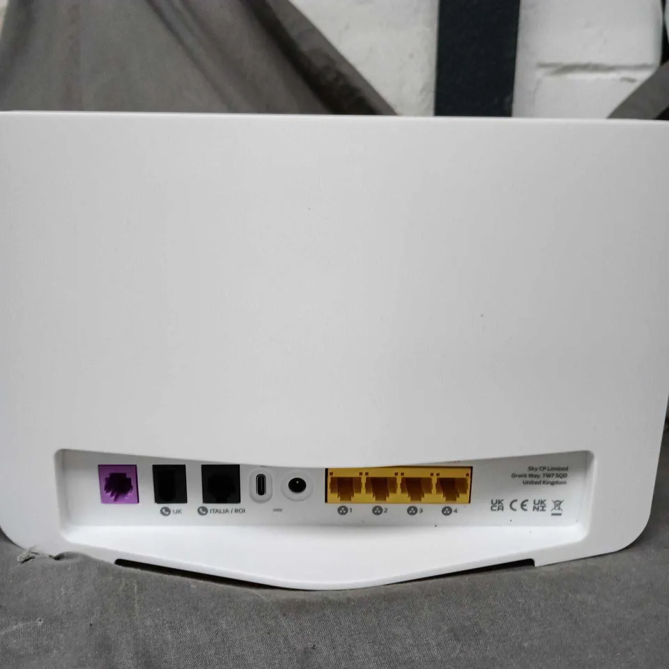 SKY BROADBAND HUB- WHITE