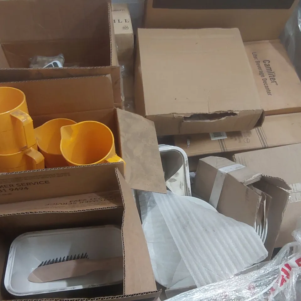 PALLET CONTAINING A VERY LARGE QUANTITY OF ASSORTED CATERING PRODUCTS INCLUDING: MANUAL SALAD SPINNERS, TEAPOTS, BEVERAGE DECANTER, ASSORTED DINNERWARE, JUGS ECT