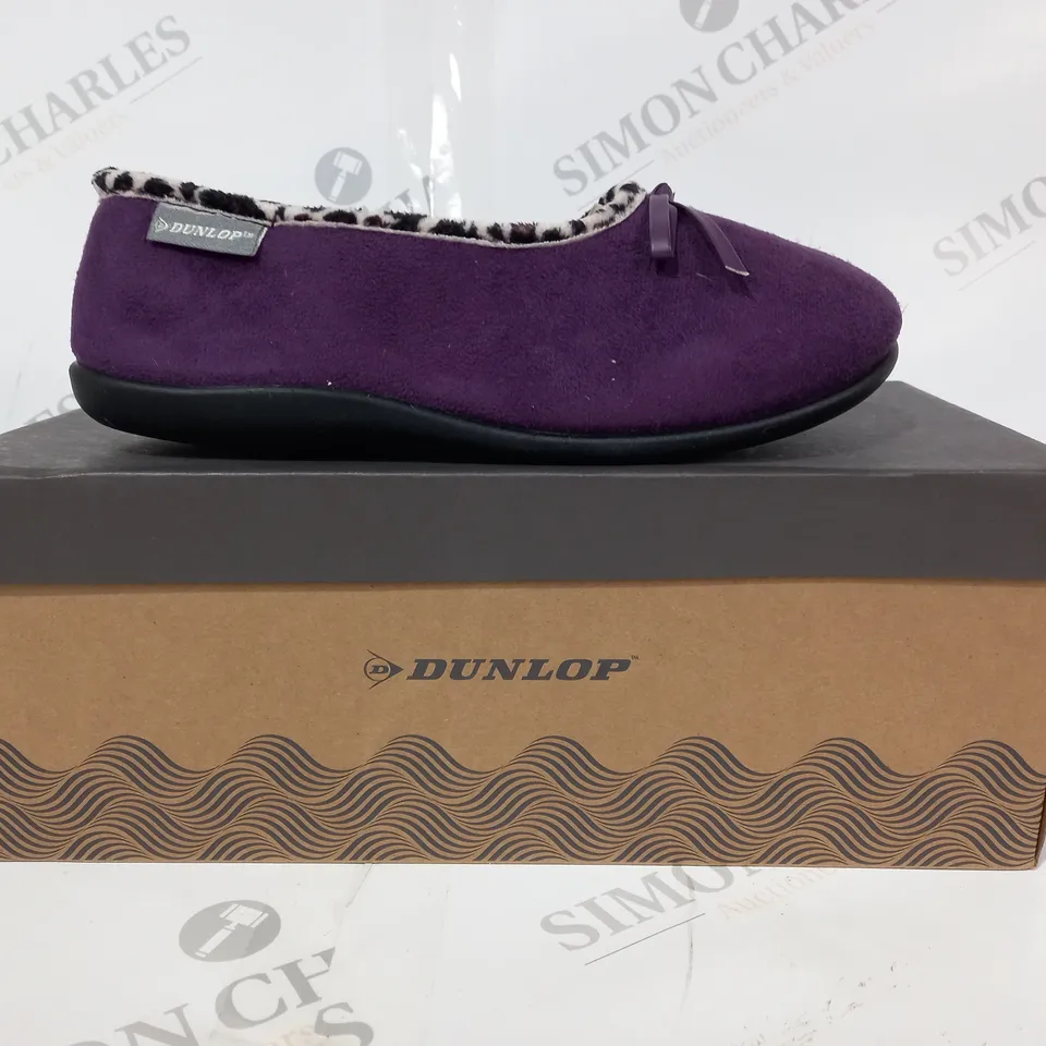 BOXED PAIR OF DUNLOP SLIPPERS IN PURPLE UK SIZE 4