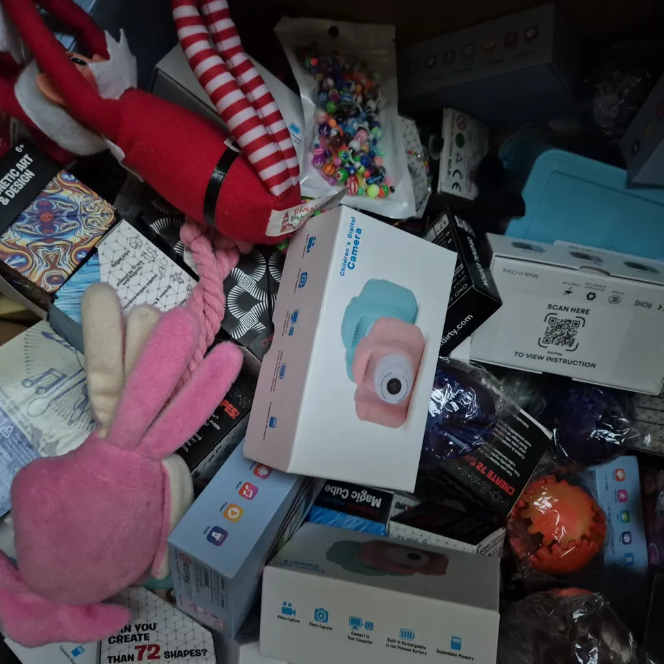 BOX OF APPROXIMATELY 20 ASSORTED TOYS AND GAMES TO INCLUDE CHILDREN'S CAMERA, MAGIC CUBE, ETC - COLLECTION ONLY