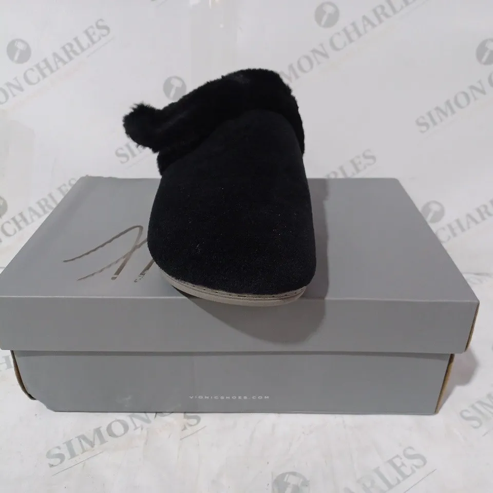 BOXED PAIR OF SKECHERS MARIEL SLIPPERS IN BLACK SIZE 6