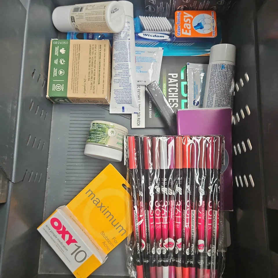 APPROXIMATEY 20 HEALTH AND BEAUTY PRODUCTS TO INCLUDE - ONLY CURLS MEGA HOLD CURL GEL - FLO MATERNITY PADS - HERSHESONS ALMOST EVERYTHING CREAM - ETC