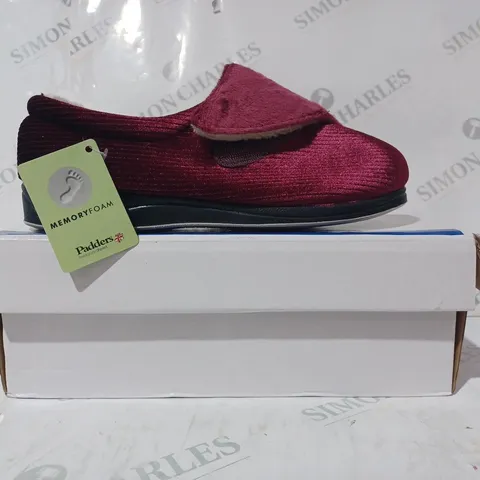 BOXED PAIR OF PADDERS HUG SLIPPERS IN BURGUNDY SIZE 7