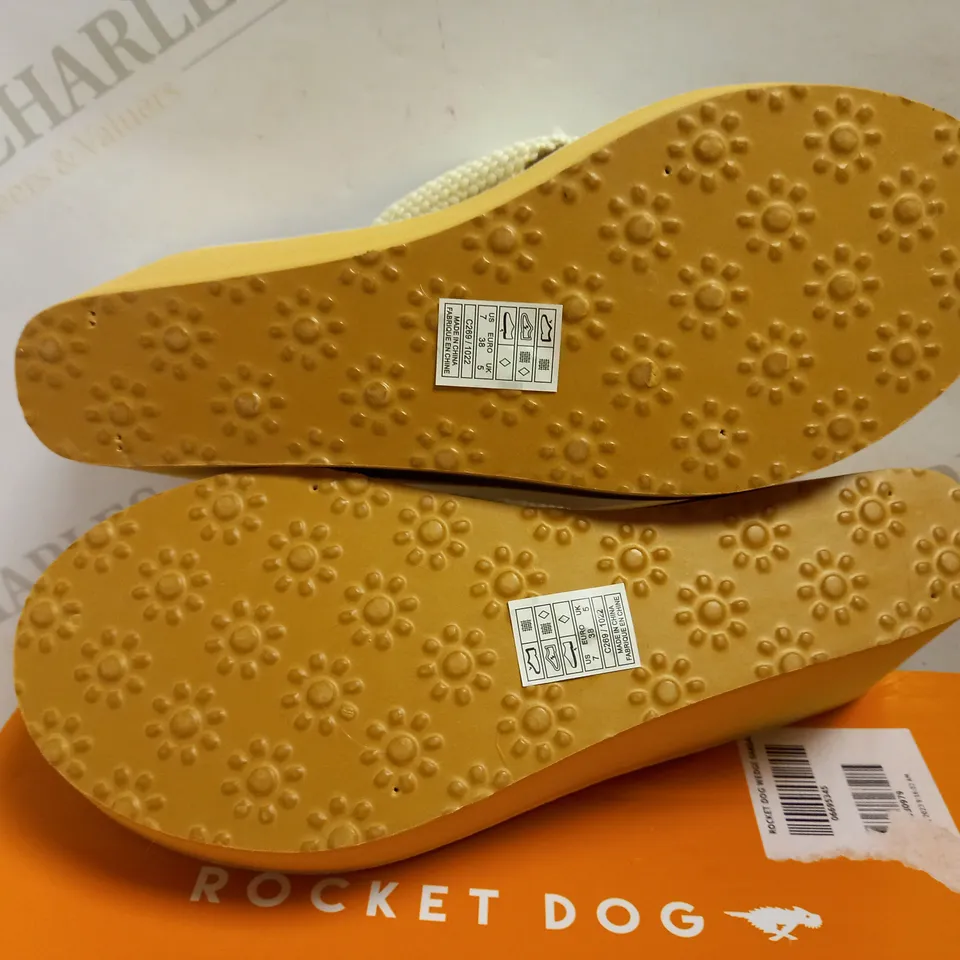 BOXED ROCKET DOG DIVER DOUBLE CREAM WEDGE SANDAL - SIZE 5