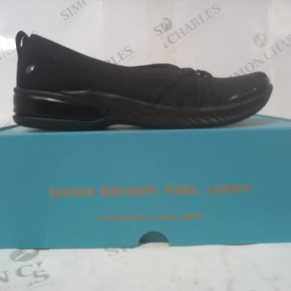 BOXED PAIR OF BZEES SHOES IN BLACK SIZE 7